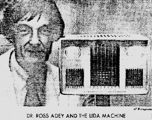 Uređaj LIDA sa jednim od naučnika koji su je proučavali Dr. Ross Adey
